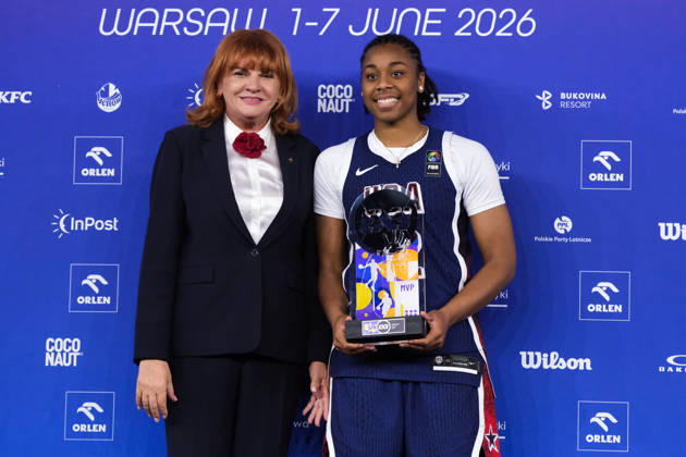June 7, 2026, Warsaw, Masovian Voivodeship, Poland: USA s MIKAYLAH WILLIAMS (12) receives the women s MVP award during the prize ceremony at the conclusion of the 2026 FIBA 3x3 Basketball World Cup in Warsaw, Poland. Warsaw Poland - ZUMAk204 20260607_zip_k204_068 Copyright: xRomanxKozielx