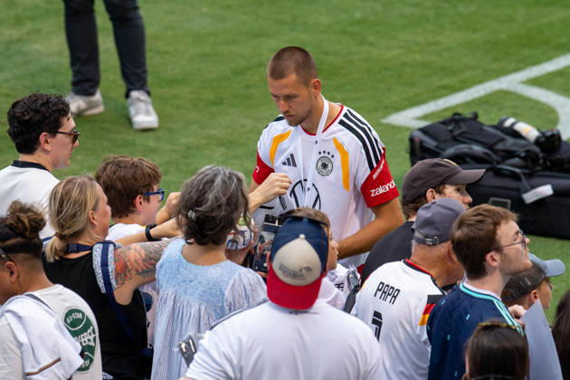 Waldemar Anton during fan signing event, day 1 DFB practice for the FIFA World Cup 2026 at Wake Forest University™s Spry Stadium in Winston-Salem, North Carolina, United States, June 8, 2026. WINSTON-SALEM Spry Stadium North Carolina USA Copyright: xPaulxMoreax AS1Z9062
