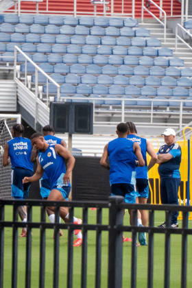 June 9, 2026, Boca Raton, Fl, USA: A CuraoÂßao coach watches over drills during a closed training session at FAU Stadium in Boca Raton, Florida, on Tuesday, as the team prepares for its firstÃ¢â‚¬˜ever FIFA World Cup, WM, Weltmeisterschaft, Fussball appearance against Germany. Boca Raton USA - ZUMAc343 20260609_znp_c343_002 Copyright: xChrisxBeckettx
