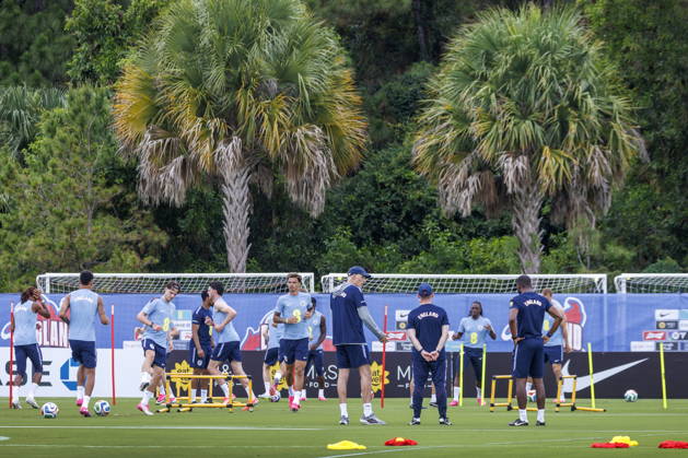FIFA World Cup, WM, Weltmeisterschaft, Fussball 2026 preparations - England training session England s head coach Thomas Tuchel (C) leads a training session in Palm Beach Gardens, Florida, USA, 09 June 2026. England are drawn in Group L of the upcoming FIFA World Cup 2026 starting on 11 June 2026 and running until 19 July 2026. PALM BEACH GARDENS FLORIDA United States  Copyright: xCRISTOBALxHERRERA-ULASHKEVICHx