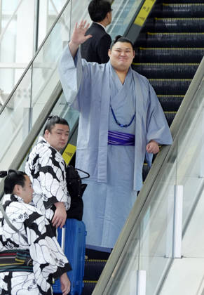 Sumo: Paris tournament Sumo grand champion Onosato (top) waves at Haneda airport in Tokyo on June 10, 2026, before flying to France for a June 13-14 sumo tournament in Paris. About 130 wrestlers and staff members will participate in the Japan Sumo Association s event, the third in Paris since 1986 and 1995. Half of the participants have already arrived in the French capital.  A14AA0005618152P