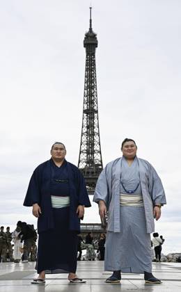 Sumo: Paris tournament Sumo grand champions Onosato (R) and Hoshoryu pose for a photo in front of Paris landmark Eiffel Tower on June 11, 2026, ahead of a June 13-14 sumo tournament in the French capital.  A14AA0005618470P