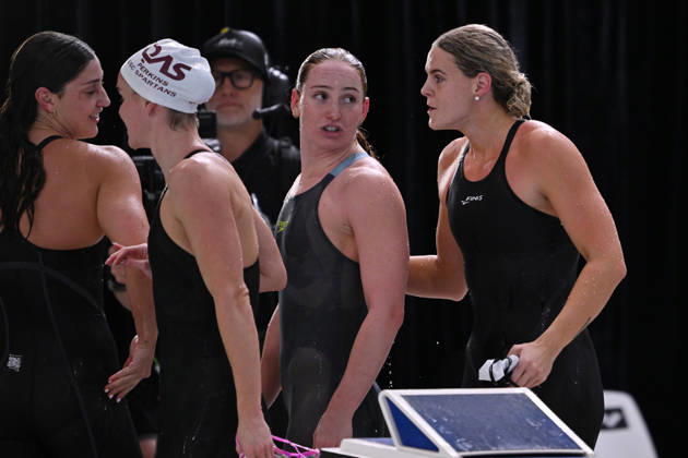 SWIMMING AUSTRALIAN TRIALS, Shayna Jack (right) congratulates Mollie O™Callaghan (2nd from right) on her win in the Women s 100m Freestyle on day 5 of the 2026 Australian Swimming Trials at Sydney Olympic Park Aquatic Centre in Sydney, Friday, June 12, 2026. ( NO ARCHIVING, EDITORIAL USE ONLY SYDNEY NEW SOUTH WALES AUSTRALIA  Copyright: xDEANxLEWINSx 20260612184417640087