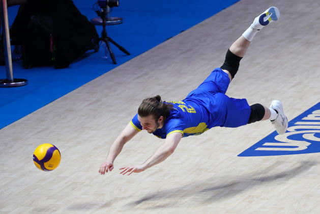 (260612) -- LINYI, June 12, 2026 -- Yaroslav Pampushko of Ukraine tries to save the ball during the men s pool 3 match between Ukraine and Cuba at the 2026 Volleyball Nations League (VNL) in Linyi, east China s Shandong Province, June 12, 2026. ) (SP)CHINA-LINYI-VOLLEYBALL NATIONS LEAGUE-CUB VS UKR(CN) ZhuxZheng 