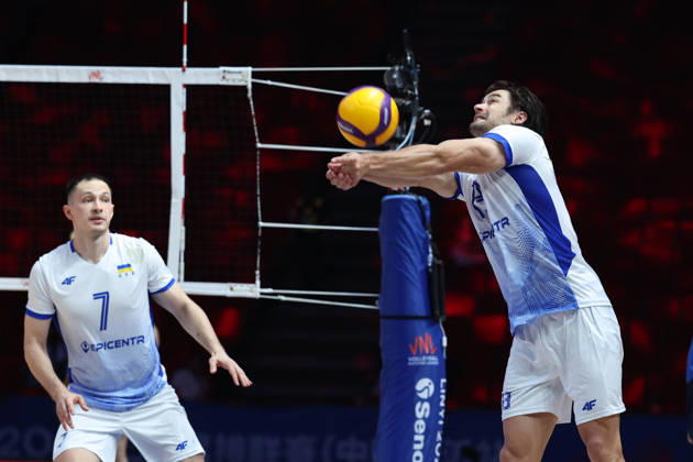 (260612) -- LINYI, June 12, 2026 -- Vasyl Tupchii (R) of Ukraine competes during the men s pool 3 match between Ukraine and Cuba at the 2026 Volleyball Nations League (VNL) in Linyi, east China s Shandong Province, June 12, 2026. ) (SP)CHINA-LINYI-VOLLEYBALL NATIONS LEAGUE-CUB VS UKR(CN) ZhuxZheng 