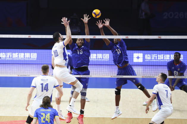 (260612) -- LINYI, June 12, 2026 -- David Fiel Rodriguez (3rd L) of Cuba defends during the men s pool 3 match between Ukraine and Cuba at the 2026 Volleyball Nations League (VNL) in Linyi, east China s Shandong Province, June 12, 2026. ) (SP)CHINA-LINYI-VOLLEYBALL NATIONS LEAGUE-CUB VS UKR(CN) ZhuxZheng 