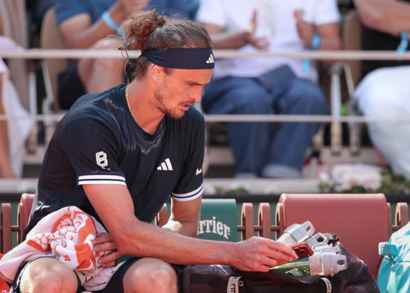 Alexander Zverev GER looks at his cell phone during the break, Men s Singles, Men s Singles, Final, Final Tennis French Open 2026 Roland Garros Paris France 7 June 2026 Copyright: xJuergenxHasenkopfx
