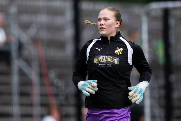 260613 Häckens goalkeeper Hanna Karlsson during the warm-up before the football match in Damallsvenskan between Hammarby and Häcken on June 13, 2026 in Stockholm Copyright: EMMAxWALLSKOG BB260613EW004