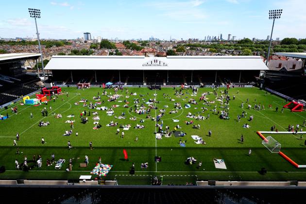 Football, England, FC Fulham, Picnic on the lawn of Craven Cottage