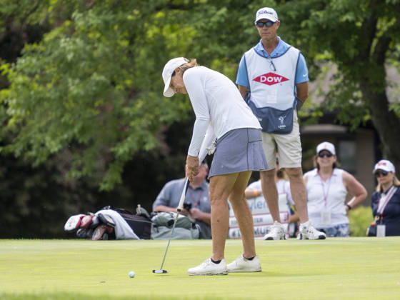 MIDLAND, MI - JUNE 13: Juli Inkster putts the ball during round three of the LPGA, Golf Damen Dow Championship on June 13, 2026, at Midland Country Club in Midland, Michigan. (Photo by Joseph Weiser Icon Sportswire) GOLF: JUN 13 LPGA Dow Championship EDITORIAL USE ONLY Icon2606130163