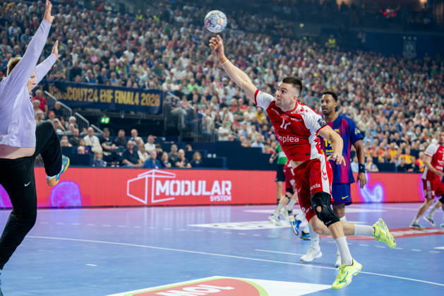 Cologne, 12 05 2026, Handball, Men, EHF Champions League Men 2025 26, Semi-final, Aalborg Handball FC Barcelona Alexandre Christoffersen Blonz Aalborg Handball, 17 on goal throw against Emil Nielsen FC Barcelona, 12