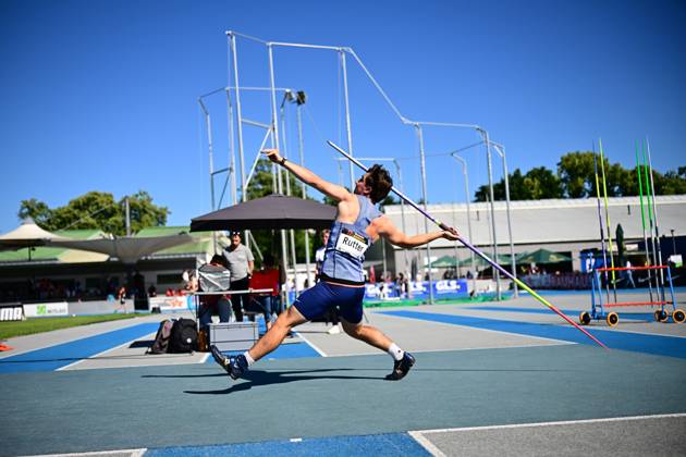 Tom Rutter 210 of Great Britain performs a javelin throw at the Michael Hoffmann Stadium in Mannheim and is at the moment of maximum extension The athlete is seen from behind, the javelin is guided forward with an outstretched arm Tom Rutter 210 throwing the javelin at the Michael Hoffmann Stadium in Mannheim Copyright: xMichaelxGelhardtx