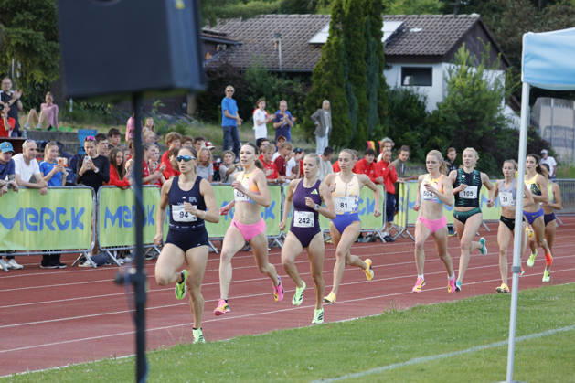 13 06 2026 Athletics Merck Laufgala Pfungstadt TSV stadium with top runs here 800m run two runners under 2 minutes No. 242 Majtie KOLBERG LG Kreis Ahrweiler in 1 58 67 min and No. 455 Ziva Remic Slovenia 2009 in 1 59 64 min Pfungstadt Hessen Germany