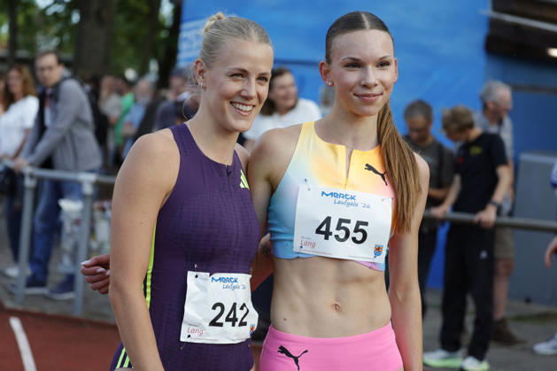 13 06 2026 Athletics Merck Laufgala Pfungstadt TSV stadium with top runs here 800m run two runners under 2 minutes No. 242 Majtie KOLBERG LG Kreis Ahrweiler in 1 58 67 min and No. 455 Ziva Remic Slovenia 2009 in 1 59 64 min Pfungstadt Hessen Germany