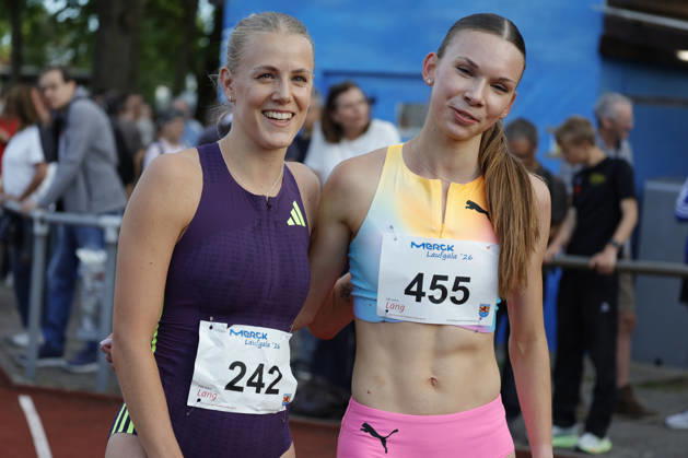 13 06 2026 Athletics Merck Laufgala Pfungstadt TSV stadium with top runs here 800m run two runners under 2 minutes No. 242 Majtie KOLBERG LG Kreis Ahrweiler in 1 58 67 min and No. 455 Ziva Remic Slovenia 2009 in 1 59 64 min Pfungstadt Hessen Germany