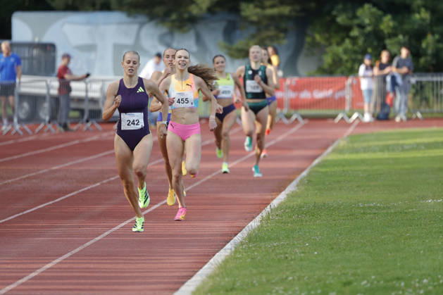 13 06 2026 Athletics Merck Laufgala Pfungstadt TSV stadium with top runs here 800m run two runners under 2 minutes No. 242 Majtie KOLBERG LG Kreis Ahrweiler in 1 58 67 min and No. 455 Ziva Remic Slovenia 2009 in 1 59 64 min Pfungstadt Hessen Germany