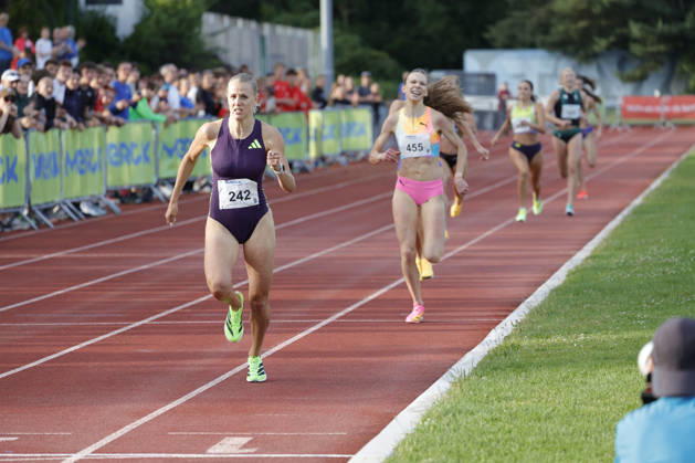 13 06 2026 Athletics Merck Laufgala Pfungstadt TSV stadium with top runs here 800m run two runners under 2 minutes No. 242 Majtie KOLBERG LG Kreis Ahrweiler in 1 58 67 min and No. 455 Ziva Remic Slovenia 2009 in 1 59 64 min Pfungstadt Hessen Germany