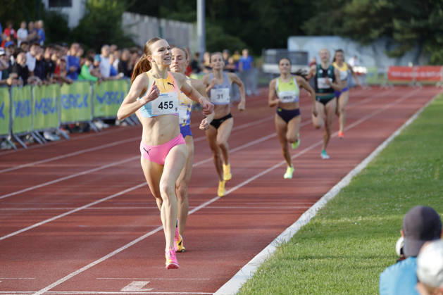 13 06 2026 Athletics Merck Laufgala Pfungstadt TSV stadium with top runs here 800m run two runners under 2 minutes No. 242 Majtie KOLBERG LG Kreis Ahrweiler in 1 58 67 min and No. 455 Ziva Remic Slovenia 2009 in 1 59 64 min Pfungstadt Hessen Germany