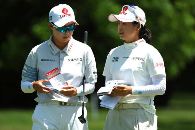 Dow Championship MIDLAND, MICHIGAN - JUNE 13: Hye-Jin Choi (R) talks to teammate Hyo Joo Kim (L) of the Republic of Korea on the third green during the third round of the Dow Championship at Midland Country Club in Midland, Michigan, USA on Saturday, June 13, 2026. Midland Michigan United States  Copyright: xJorgexLemusx originalFilename:lemus-dowchamp260613_np8In.jpg