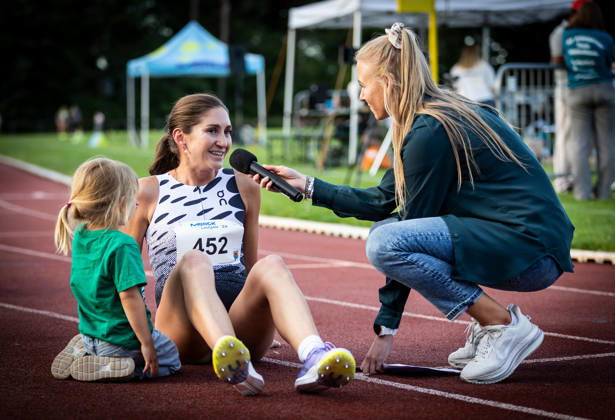 Merck Laufgala Pfungstadt, 13 06 2026 Interview with 1500m winner Gesa Felicitas Krause GER Silvesterlauf Trier with presenter Chantal Buschung To the left of Krause kneels her daughter Lola Merck Laufgala on 13 06 2026 in the TSV stadium in Pfungstadt Hesse Copyright: xBEAUTIFULxSPORTS R.xSchmittx