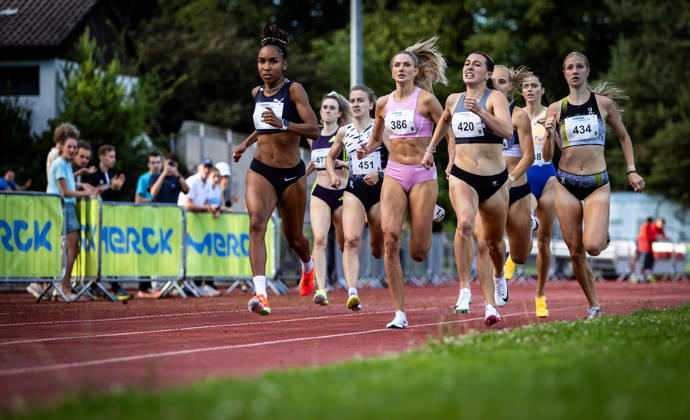 Merck Laufgala Pfungstadt, 13 06 2026 In the final sprint The field of the womens 800m B race with from left Natalie Füllgraf GER Cologne Athletics , Alica Schmidt GER SCC Berlin , Natalia Issler SUI Switzerland and Fiona Von Flüe SUI Switzerland Merck Laufgala on 13 06 2026 at the TSV Stadium in Pfungstadt Hesse Copyright: xBEAUTIFULxSPORTS R.xSchmittx