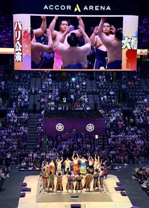 Sumo: Paris tournament Sumo wrestlers enter the ring on the first day of a two-day tournament at Accor Arena in Paris on June 13, 2026.  A14AA0005618593P