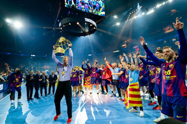 Cologne, 12 05 2026, Handball, Men, EHF Champions League Men 2025 26, Final, FC Barcelona Füchse Berlin Viktor Hallgrimsson FC Barcelona, 1 cheers with trophy towards fans