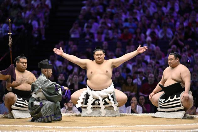 Sumo: Paris tournament Sumo grand champion Onosato (C) performs a ring-entering ritual on the second day of a two-day sumo tournament at Accor Arena in Paris on June 14, 2026.  A14AA0005618742P