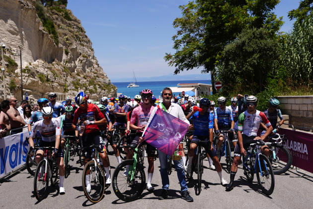 The pink jersey Norway s Kasper Haugland of Decathlon CMA CGM Development Team The red jersey Italy s Davide Donati of Red Bull - Bora - Hansgrohe Rookies The blue jersey Italy s Luca Fraticelli of Nazionale Italiana The white jersey Norway s Hakon Eiksund Oksnes of Team Drali - Repsol The tricolore jersey Italy s Riccardo Fabbro of UC Trevigiani Energiapura Marchiol and Giovanni Macrì, Mayor of Tropea during Stage 2 of the Giro Next Gen 2026, from Tropea to Crotone, Italy, Monday, June 15, 2026.  Copyright: xFabioxFerrari LaPressex