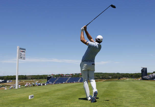 Scottie Scheffler hits a tee shot in a practice round on the Monday before the 126th U.S. Open Golf Championship at Shinnecock Hills Golf Club on Monday, June 15, 2026 in Southampton, New York.  NYP20260615306 JOHNxANGELILLO