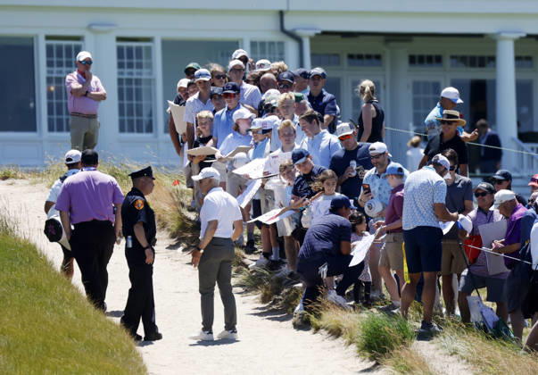 Patrick Reed signs autographs while playing in a practice round on the Monday before the 126th U.S. Open Golf Championship at Shinnecock Hills Golf Club on Monday, June 15, 2026 in Southampton, New York.  NYP20260615309 JOHNxANGELILLO