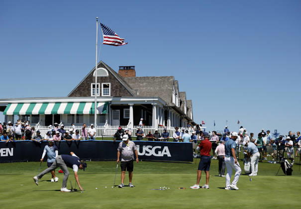 Players practice putting while playing in a practice round on the Monday before the 126th U.S. Open Golf Championship at Shinnecock Hills Golf Club on Monday, June 15, 2026 in Southampton, New York.  NYP20260615320 JOHNxANGELILLO