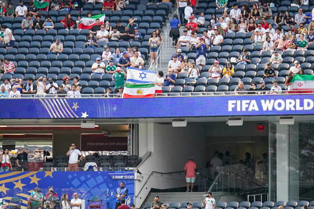 USA Soccer 2026 FIFA World Cup Group Stage Group G Iran vs. New Zealand SoFi Stadium, Inglewood, Los Angeles County, California Fans from the Iranian diaspora display historic Iranian flags featuring the lion and sun, as well as the Israeli national flag with the Star of David symbol, during the pitch inspection ahead of the 2026 FIFA World Cup group stage match between Iran and New Zealand at SoFi Stadium,detected_source_language Copyright: xJOERANxSTEINSIEKx