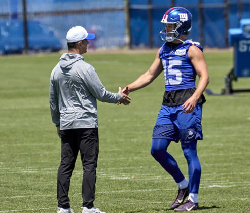 New York Giants head coach John Harbaugh and punter Jordan Stout (15) during minicamp held at the Quest Diagnostics Training Center in East Rutherford, New Jersey. CSM NFL, American Football Herren, USA 2026: NY Giants Minicamp June 09  - ZUMAc04_ 20260616_zma_c04_011 Copyright: xDuncanxWilliamsx