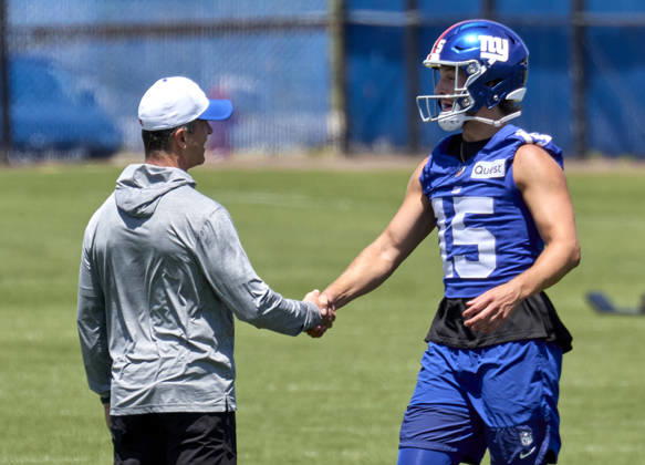 New York Giants head coach John Harbaugh and punter Jordan Stout (15) during minicamp held at the Quest Diagnostics Training Center in East Rutherford, New Jersey. CSM NFL, American Football Herren, USA 2026: NY Giants Minicamp June 09  - ZUMAc04_ 20260616_zma_c04_014 Copyright: xDuncanxWilliamsx