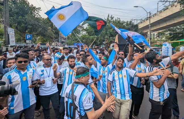 Football, 2026 FIFA World Cup, Argentina national team, fans marching through the streets of Dhaka