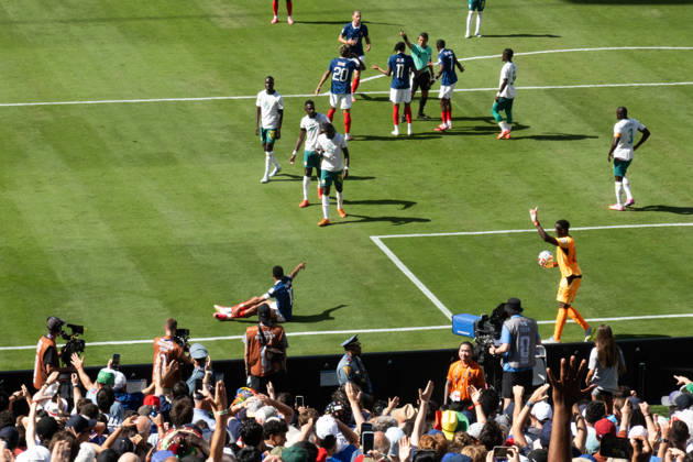 June 16, 2026, East Rutherford, New Jersey, USA: France s KYLIAN MBAPPE, seated, calls for a foul in the second half as France defeats Senegal 3-1 at FIFA World Cup, WM, Weltmeisterschaft, Fussball 2026 Group 1 match at New York New Jersey Stadium on June 16, 2026 in East Rutherford, New Jersey. East Rutherford USA - ZUMAb148 20260616_zap_b148_039 Copyright: xBryanxSmithx