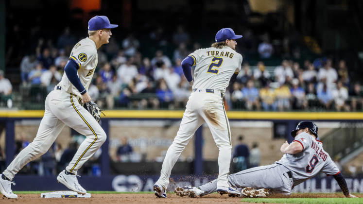 Milwaukee Brewers shortstop Cooper Pratt (L) watches as Milwaukee Brewers second baseman Brice Turang (C) forces out Cleveland Guardians first baseman Kyle Manzardo (R) and turns a double play on Cleveland Guardians left fielder Steven Kwan in the second inning of the MLB, Baseball Herren, USA game between the Cleveland Guardians and the Milwaukee Brewers at American Family Field in Milwaukee, Wisconsin on Tuesday, June 16, 2026.  MIL20260616805 TANNENxMAURY