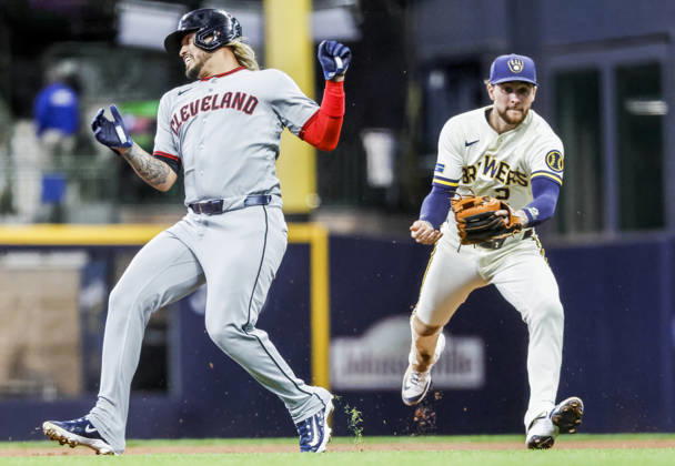 Cleveland Guardians third baseman Gabriel Arias (L) reacts after being tagged out by Milwaukee Brewers second baseman Brice Turang (R) who then turned a double play on Cleveland Guardians catcher Austin Hedges in the third inning of the MLB, Baseball Herren, USA game between the Cleveland Guardians and the Milwaukee Brewers at American Family Field in Milwaukee, Wisconsin on Tuesday, June 16, 2026.  MIL20260616806 TANNENxMAURY