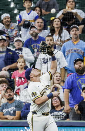 Milwaukee Brewers first baseman Andrew Vaughn catches a pop foul ball hit by Cleveland Guardians designated hitter Rhys Hoskins in the fourth inning of the MLB, Baseball Herren, USA game between the Cleveland Guardians and the Milwaukee Brewers at American Family Field in Milwaukee, Wisconsin on Tuesday, June 16, 2026.  MIL20260616809 TANNENxMAURY