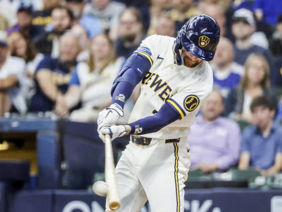 Milwaukee Brewers second baseman Brice Turang hits a home run in the fourth inning of the MLB, Baseball Herren, USA game between the Cleveland Guardians and the Milwaukee Brewers at American Family Field in Milwaukee, Wisconsin on Tuesday, June 16, 2026.  MIL20260616810 TANNENxMAURY