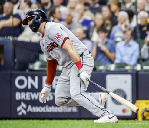Cleveland Guardians catcher Austin Hedges hits a single in the sixth inning of the MLB, Baseball Herren, USA game between the Cleveland Guardians and the Milwaukee Brewers at American Family Field in Milwaukee, Wisconsin on Tuesday, June 16, 2026.  MIL20260616814 TANNENxMAURY
