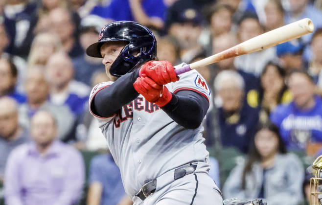 Cleveland Guardians designated hitter Rhys Hoskins hits a double in the sixth inning of the MLB, Baseball Herren, USA game between the Cleveland Guardians and the Milwaukee Brewers at American Family Field in Milwaukee, Wisconsin on Tuesday, June 16, 2026.  MIL20260616816 TANNENxMAURY