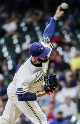 Milwaukee Brewers relief pitcher Aaron Ashby throws in the seventh inning of the MLB, Baseball Herren, USA game between the Cleveland Guardians and the Milwaukee Brewers at American Family Field in Milwaukee, Wisconsin on Tuesday, June 16, 2026.  MIL20260616818 TANNENxMAURY