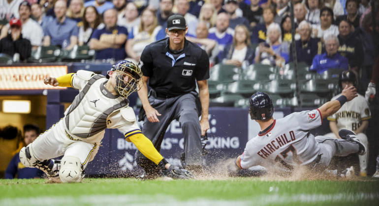 home plate umpire Ryan Additon (C) watches as Cleveland Guardians center fielder Stuart Fairchild (R) scores past Milwaukee Brewers catcher William Contreras (L) on a double hit by Cleveland Guardians third baseman Gabriel Arias in the seventh inning of the MLB, Baseball Herren, USA game between the Cleveland Guardians and the Milwaukee Brewers at American Family Field in Milwaukee, Wisconsin on Tuesday, June 16, 2026.  MIL20260616819 TANNENxMAURY