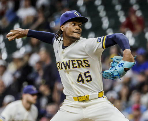 Milwaukee Brewers relief pitcher Abner Uribe throws in the eighth inning of the MLB, Baseball Herren, USA game between the Cleveland Guardians and the Milwaukee Brewers at American Family Field in Milwaukee, Wisconsin on Tuesday, June 16, 2026.  MIL20260616821 TANNENxMAURY