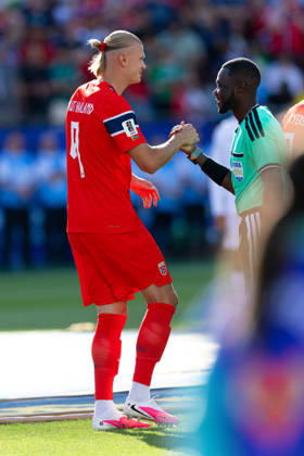 June 16, 2026; Foxborough, Massachusetts, USA; Norway forward Erling Haaland (9) shakes hands with match officials ahead of a FIFA World Cup, WM, Weltmeisterschaft, Fussball 2026 Group I match between Iraq and Norway at Boston Stadium. (c) CSM - ZUMAc04_ 20260616_zma_c04_093 Copyright: xBurtxGranofskyx