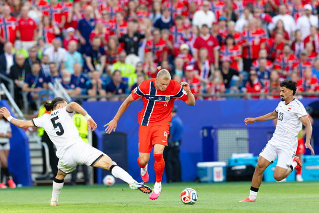 June 16, 2026; Foxborough, Massachusetts, USA; Norway forward Erling Haaland (9) cuts between Iraq defender Akam Hashim (5) and Iraq defender Merchas Doski (23) in a FIFA World Cup, WM, Weltmeisterschaft, Fussball 2026 Group I match between Iraq and Norway at Boston Stadium. (c) CSM - ZUMAc04_ 20260616_zma_c04_125 Copyright: xBurtxGranofskyx