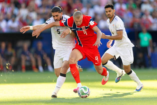 June 16, 2026; Foxborough, Massachusetts, USA; Norway forward Erling Haaland (9) holds off Iraq defender Akam Hashim (5) in a FIFA World Cup, WM, Weltmeisterschaft, Fussball 2026 Group I match between Iraq and Norway at Boston Stadium. (c) CSM - ZUMAc04_ 20260616_zma_c04_131 Copyright: xBurtxGranofskyx