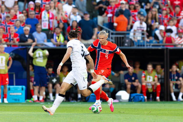 June 16, 2026; Foxborough, Massachusetts, USA; Norway forward Erling Haaland (9) takes on Iraq defender Akam Hashim (5) in a FIFA World Cup, WM, Weltmeisterschaft, Fussball 2026 Group I match between Iraq and Norway at Boston Stadium. (c) CSM - ZUMAc04_ 20260616_zma_c04_143 Copyright: xBurtxGranofskyx